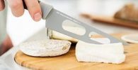 Cómo usar un cuchillo de dos puntas para queso
