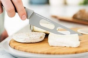 Cómo usar un cuchillo de dos puntas para queso
