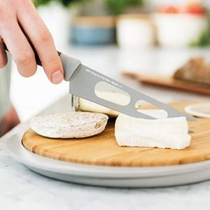 Cómo usar un cuchillo de dos puntas para queso